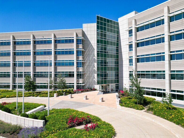 7001 Westown Pky, West Des Moines, IA à louer - Photo du bâtiment - Image 2 de 19