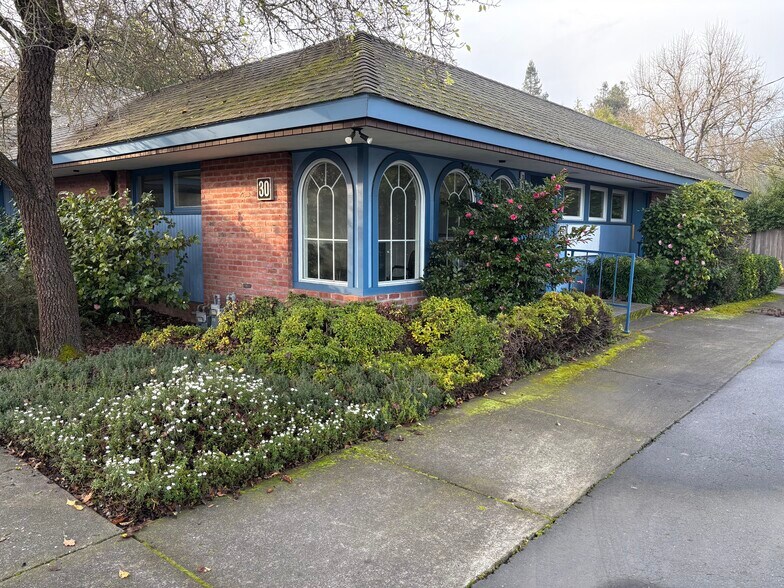 30-36 Doctors Park Dr, Santa Rosa, CA à louer - Photo du bâtiment - Image 1 de 2