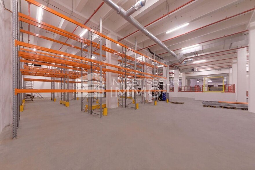 Flex in Paris for lease - Interior Photo - Image 1 of 6