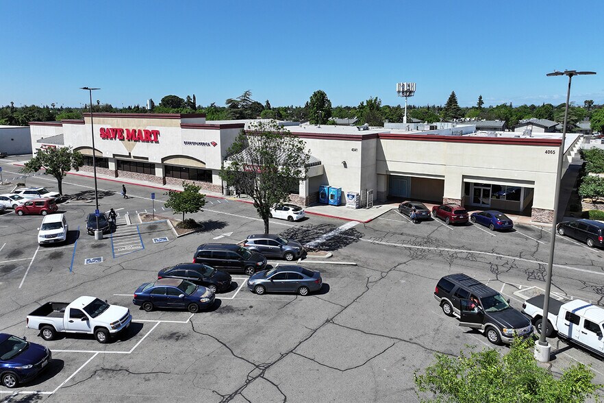 4041-4065 E Ashlan Ave, Fresno, CA à louer - Photo du bâtiment - Image 2 de 6