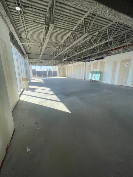 5965-5995 Boul Des Grandes-Prairies, Saint-leonard, QC à louer - Photo du bâtiment - Image 3 de 9