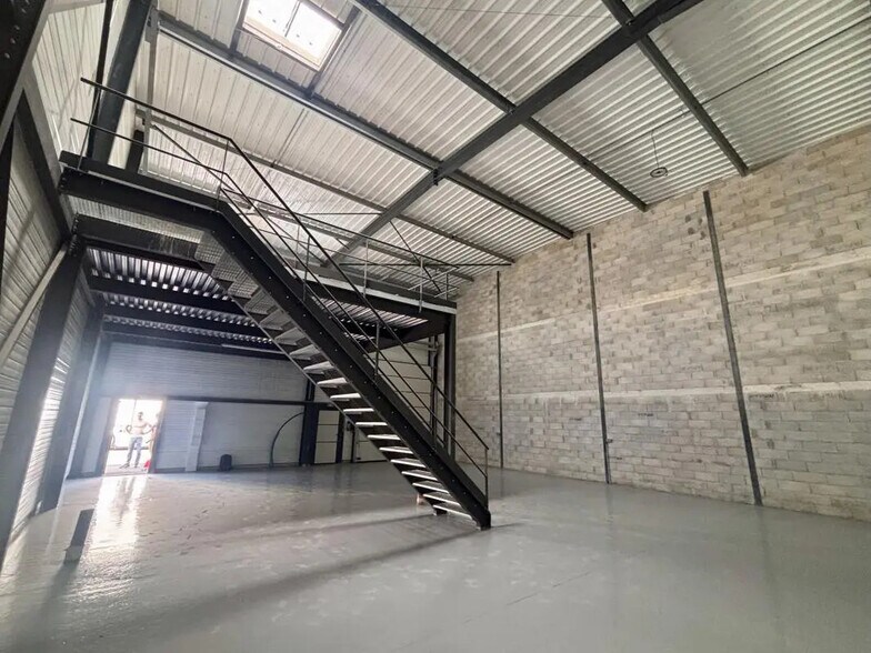 Flex in Signes for lease - Interior Photo - Image 3 of 8