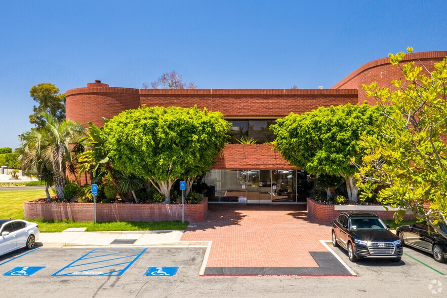 4 Corporate Plaza Dr, Newport Beach, CA for lease - Building Photo - Image 2 of 4