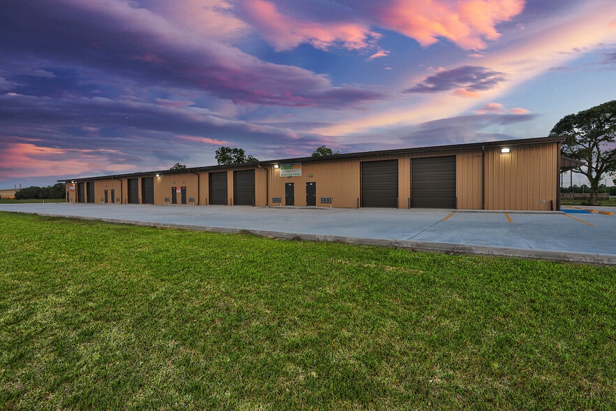 5517 Fm 2004 Rd, Hitchcock, TX for lease - Building Photo - Image 1 of 9