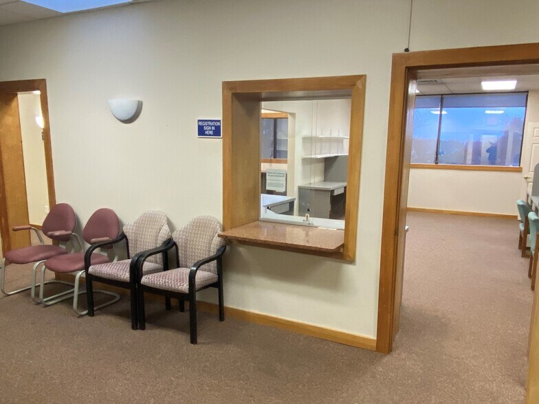 22 Pine St, Bristol, CT à louer - Photo du bâtiment - Image 2 de 8