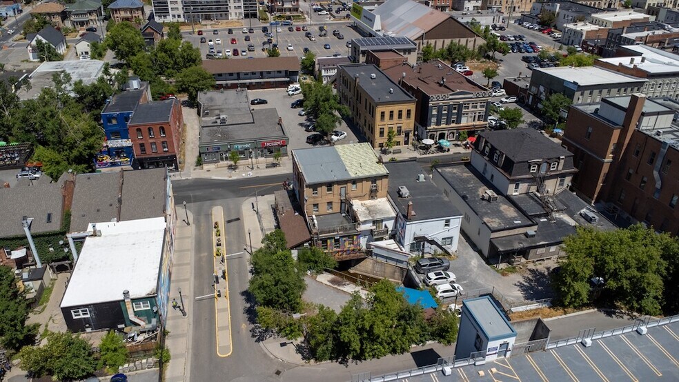 197 Hunter St W, Peterborough, ON à louer - Photo du bâtiment - Image 3 de 18