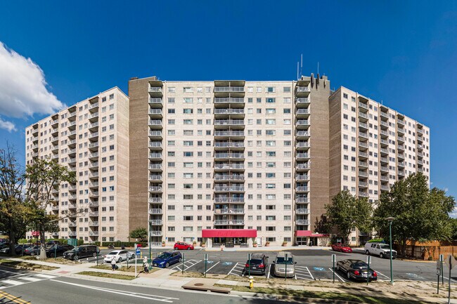 Plus de détails pour 2500 N Van Dorn St, Alexandria, VA - Multi-résidentiel à vendre