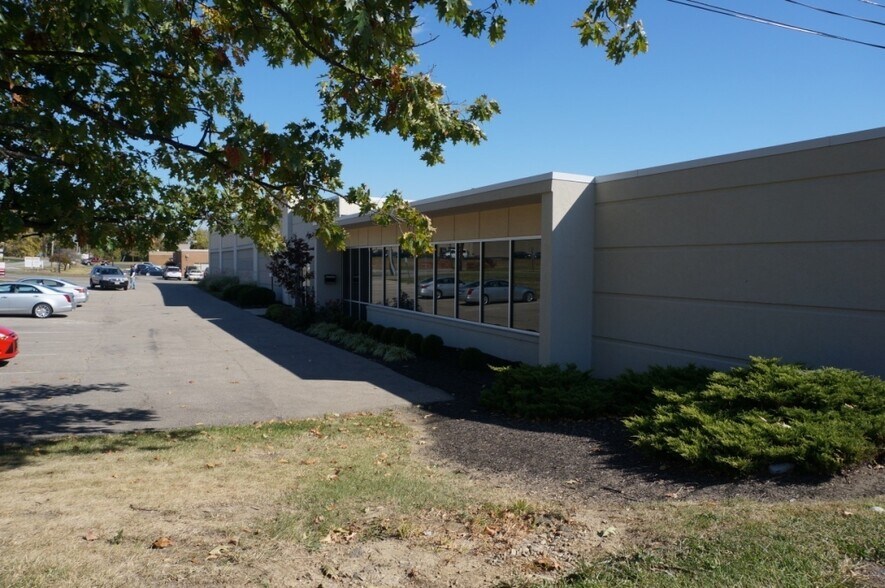 10570 Chester Rd, Cincinnati, OH à louer - Photo du bâtiment - Image 3 de 4