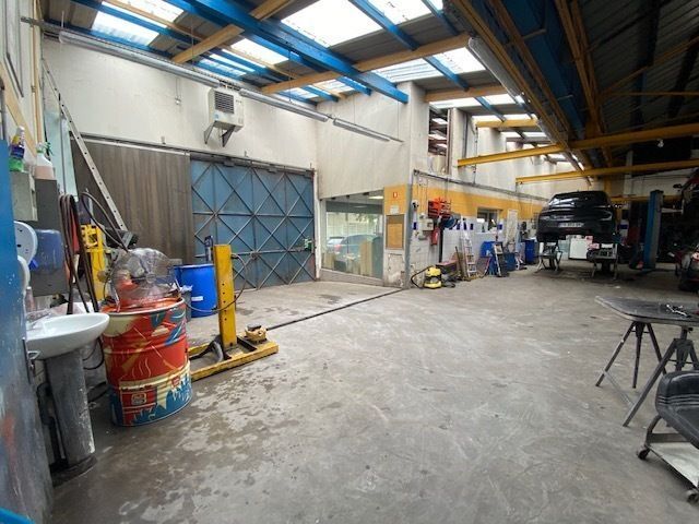 Retail in Montreuil for sale Building Photo- Image 1 of 9