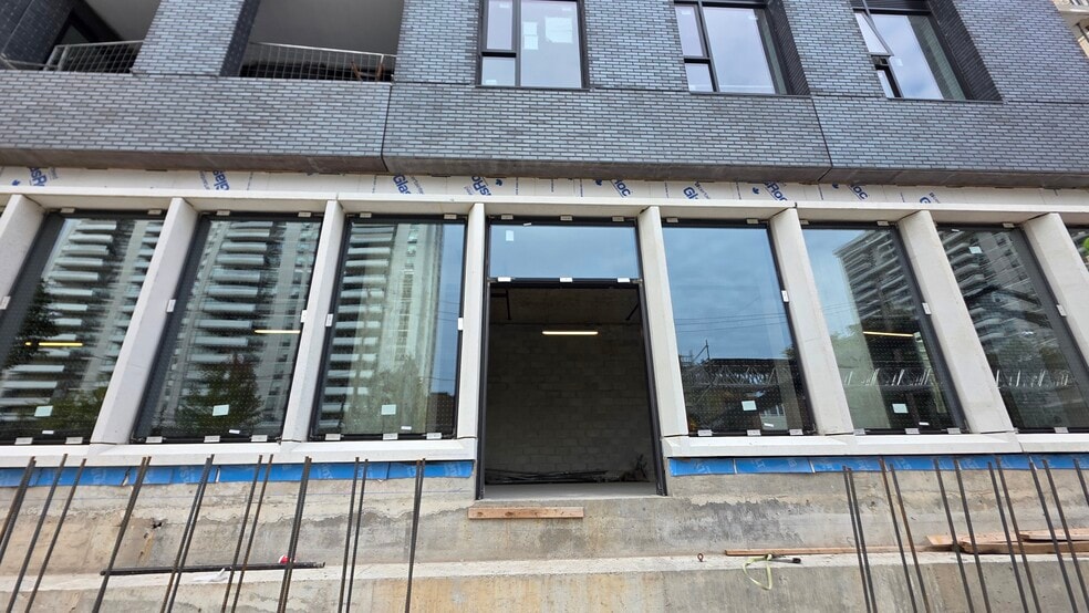 235 Balliol St, Toronto, ON for lease - Building Photo - Image 2 of 4