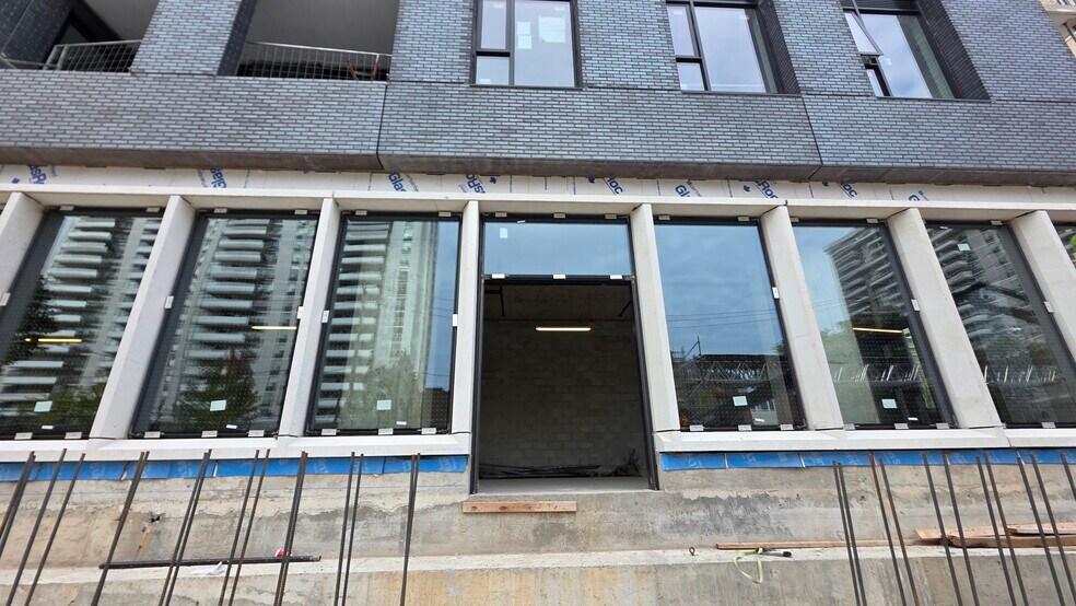 235 Balliol St, Toronto, ON à louer - Photo du bâtiment - Image 2 de 4