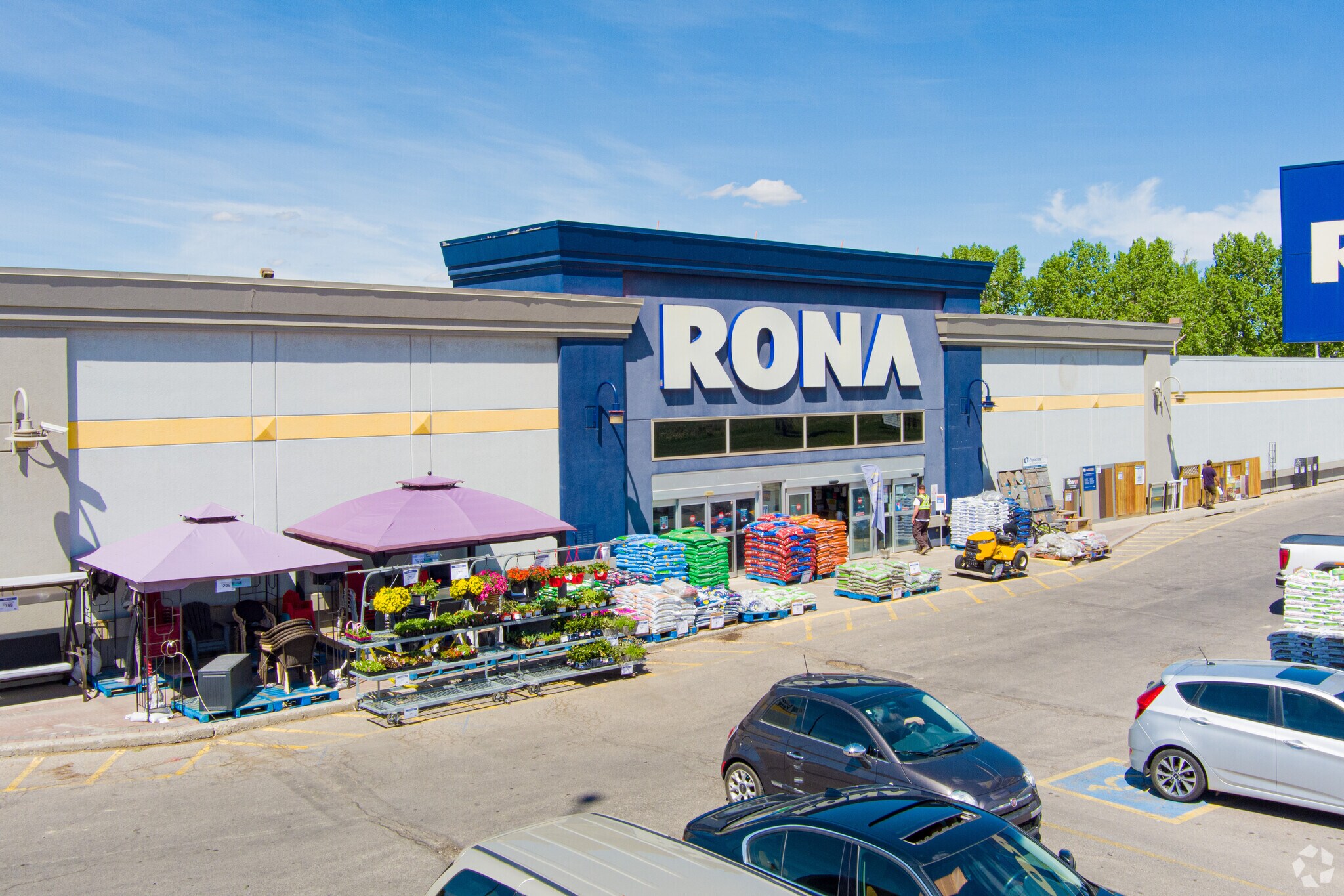 4215 Edmonton Trl NE, Calgary, AB à vendre Photo du bâtiment- Image 1 de 1