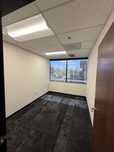 23101 Lake Center Dr, Lake Forest, CA à louer Photo intérieure- Image 2 de 5