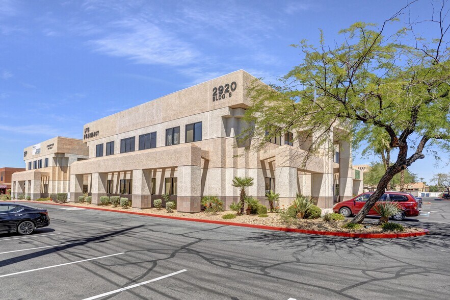 2920 N Green Valley Pky, Henderson, NV à louer - Photo du bâtiment - Image 3 de 10