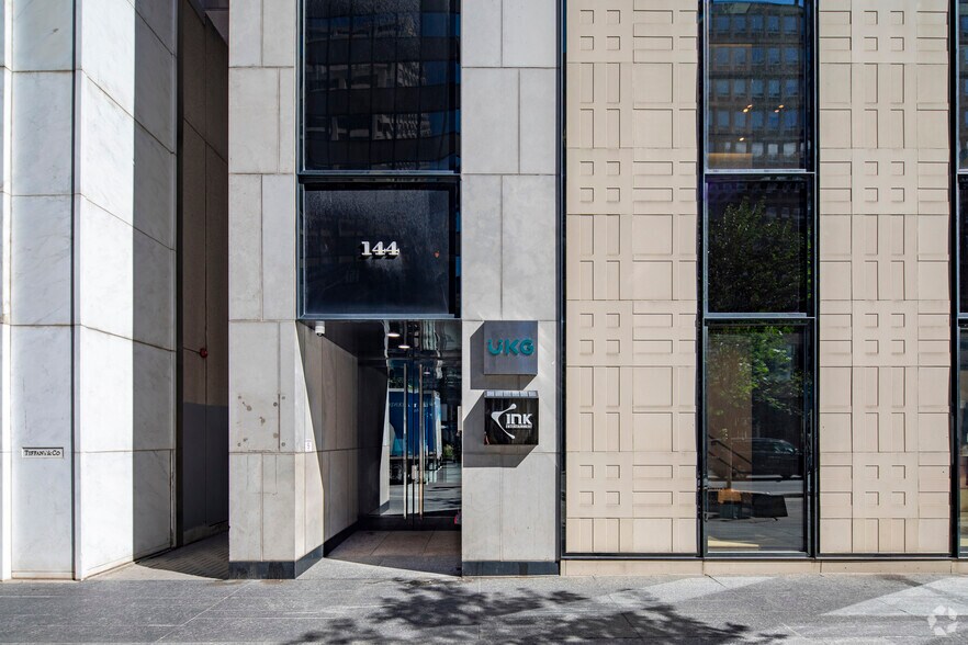 144-146 Bloor St W, Toronto, ON à louer - Photo du bâtiment - Image 3 de 6