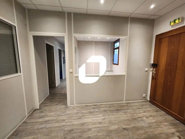 Bureau dans Saint-Denis à vendre - Photo du bâtiment - Image 3 de 8