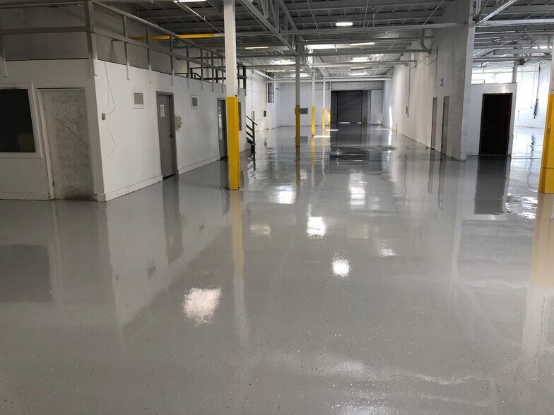 5240 Smith Rd, Brook Park, OH à louer - Photo du bâtiment - Image 3 de 7