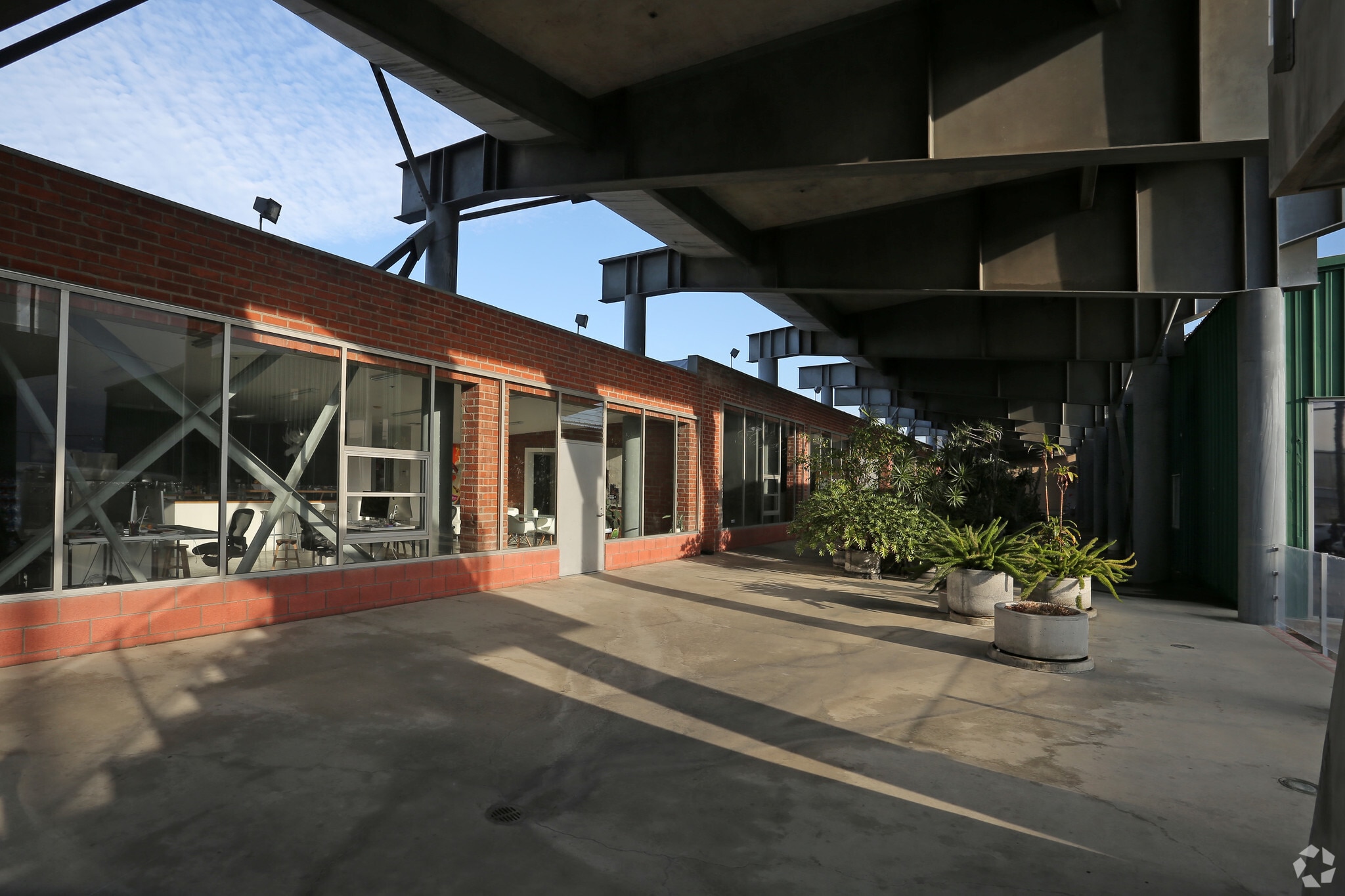 5760-5780 W Jefferson Blvd, Los Angeles, CA à louer Photo principale- Image 1 de 10