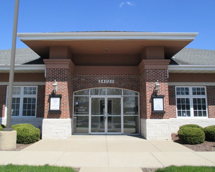 24020 W Riverwalk Ct, Plainfield, IL for sale - Primary Photo - Image 1 of 6