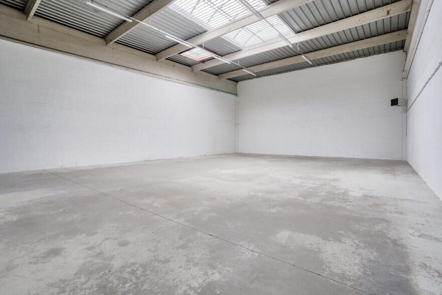 Industrial in SAINT-OUEN-L'AUMONE for lease - Interior Photo - Image 2 of 11