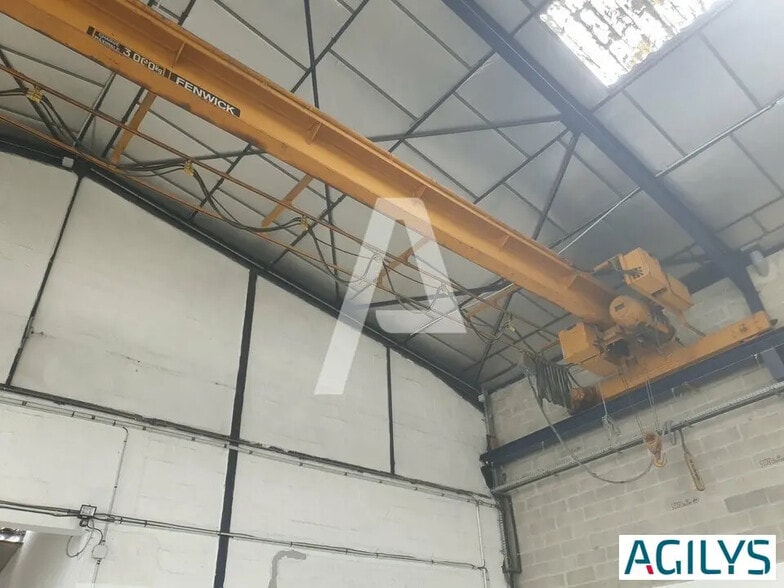 Flex in Morangis for lease - Interior Photo - Image 2 of 6