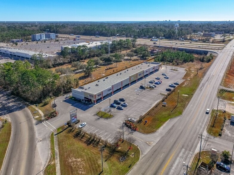 Lakeview Village Retail Portfolio portfolio of 3 properties for sale on LoopNet.ca - Building Photo - Image 3 of 18