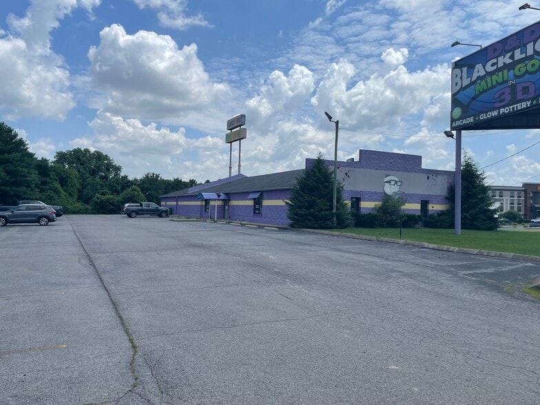 211 Holiday Dr, Clarksville, TN for sale - Building Photo - Image 2 of 17