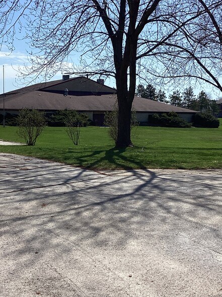 2525 Oakwood Rd, Oak Creek, WI for sale - Primary Photo - Image 1 of 60