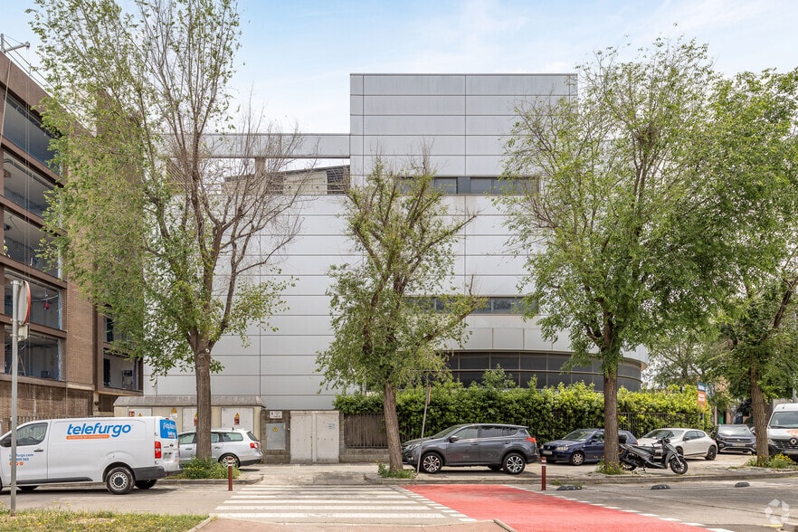 Carrer del Primer de Maig, 50-52, L'Hospitalet de Llobregat, Barcelona for sale - Building Photo - Image 3 of 38