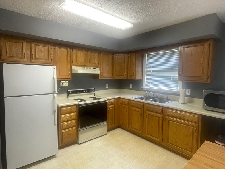 3633 Old Forest Rd, Lynchburg, VA for sale - Interior Photo - Image 3 of 15