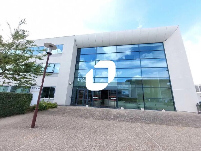 2-4 Rue De La Redoute, Guyancourt à louer - Photo du bâtiment - Image 2 de 15