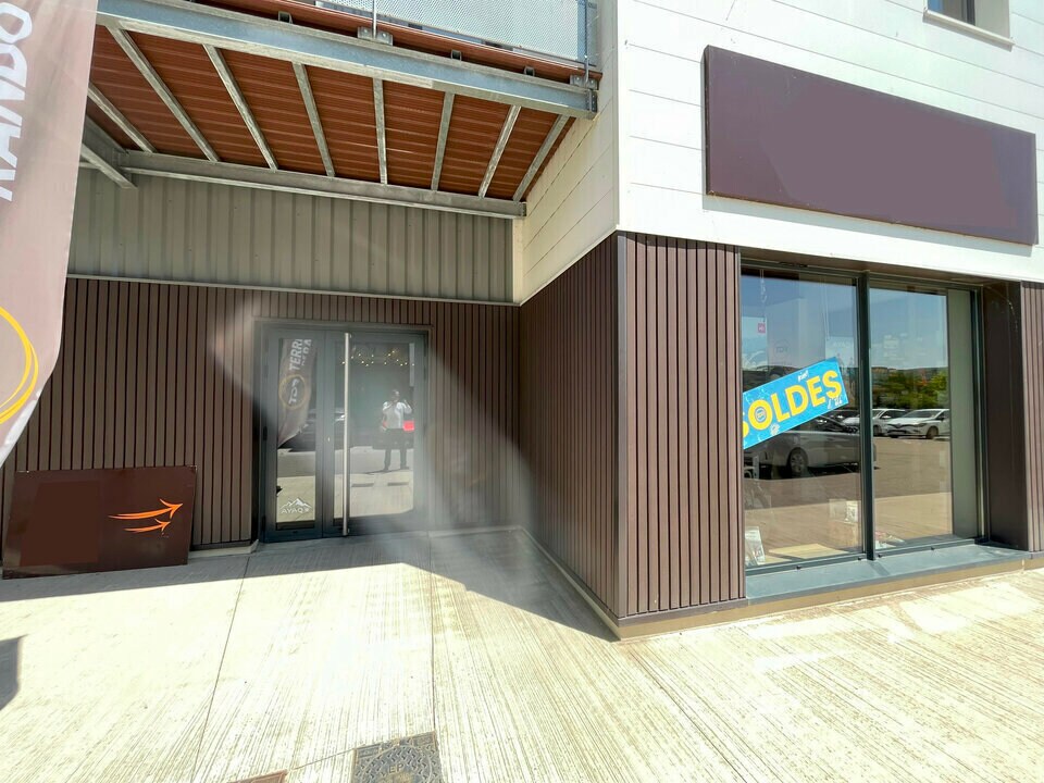 Retail in Genay for lease Building Photo- Image 1 of 9