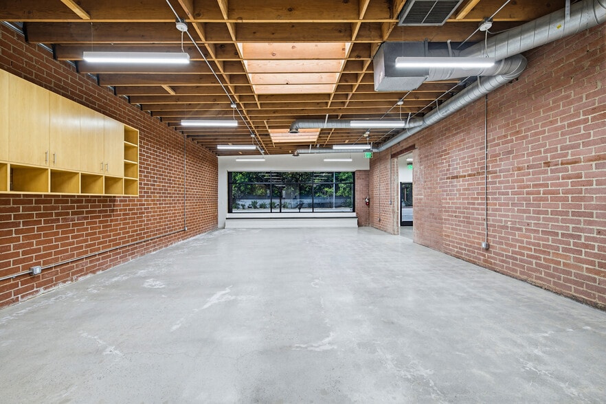 2558 Overland Ave, Los Angeles, CA for lease - Building Photo - Image 2 of 10