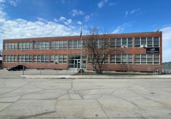 Plus de détails pour 324 Lizzie St, Winnipeg, MB - Industriel à vendre