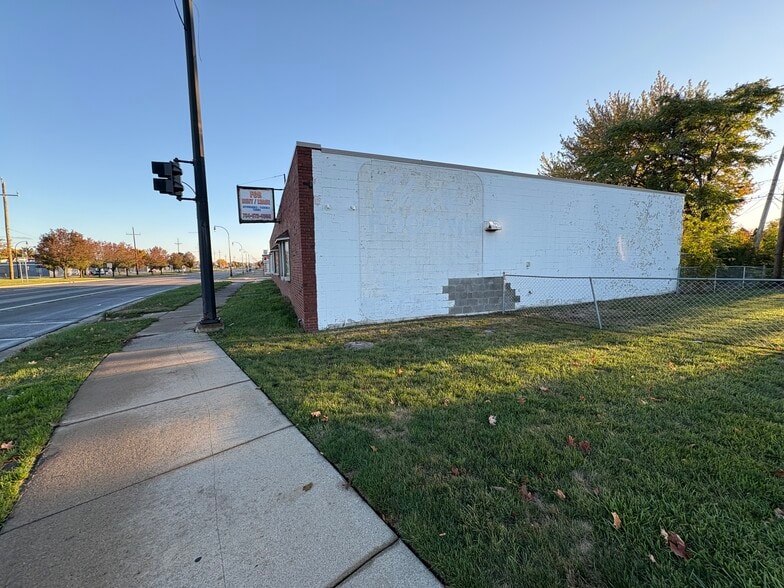 2405 Fort St, Lincoln Park, MI for sale - Building Photo - Image 2 of 3