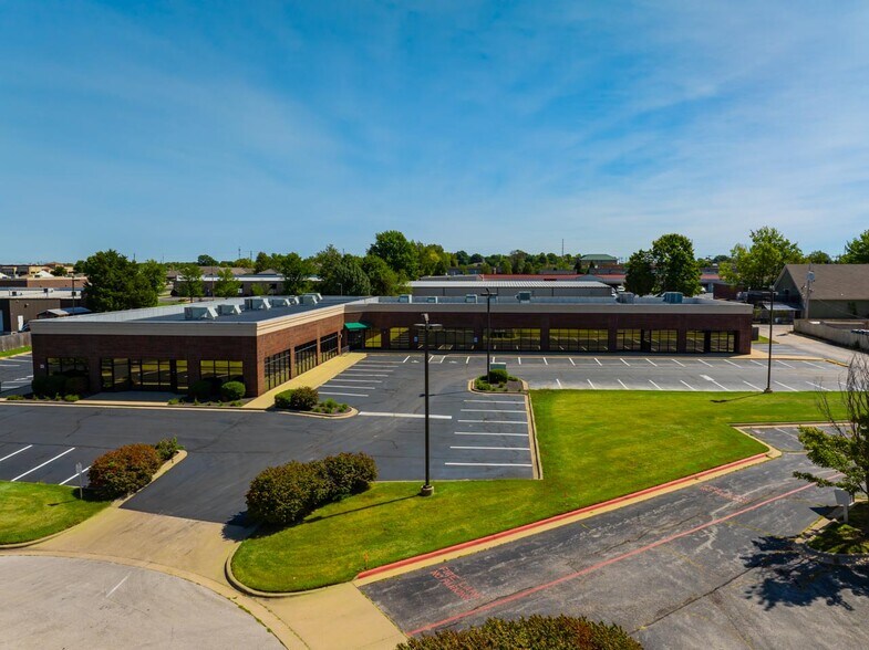 4124 S McCann Ct, Springfield, MO à vendre - Photo du bâtiment - Image 3 de 44