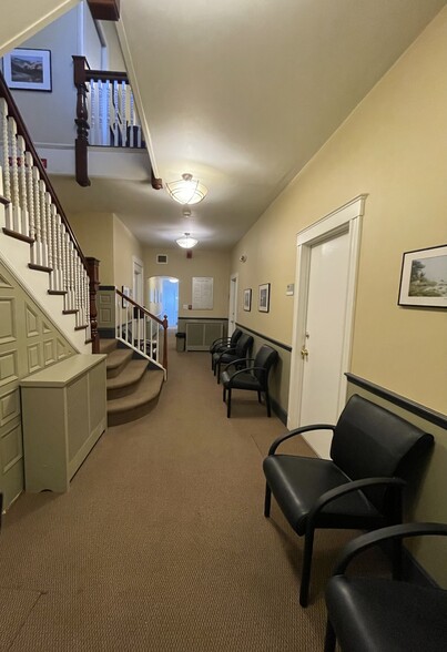 94 Pleasant St, Arlington, MA for lease - Interior Photo - Image 3 of 3
