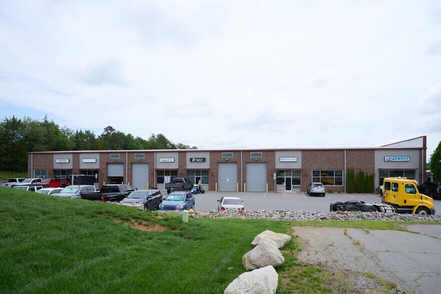 5851 Balsom Ridge Rd, Denver, NC à louer - Photo du bâtiment - Image 2 de 2