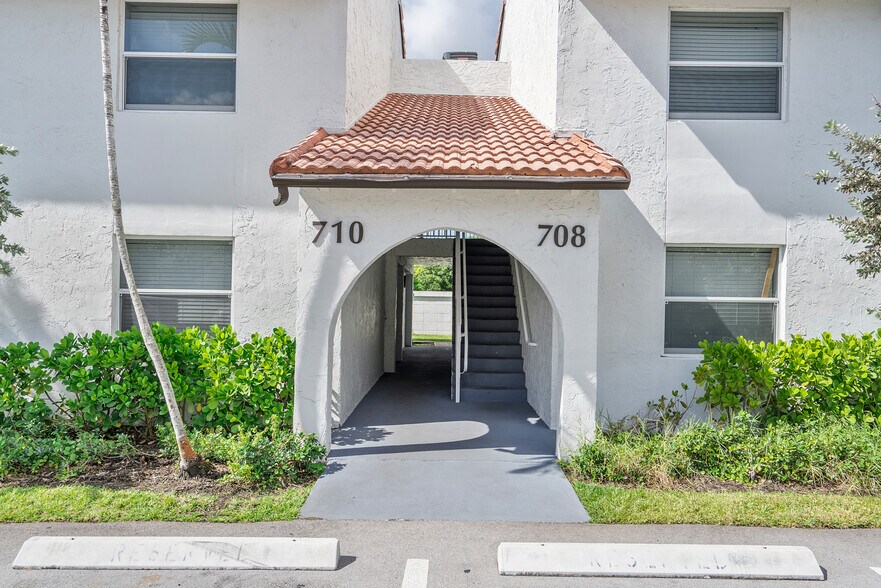 700 SW 81st Ave, North Lauderdale, FL à vendre - Photo du bâtiment - Image 3 de 21