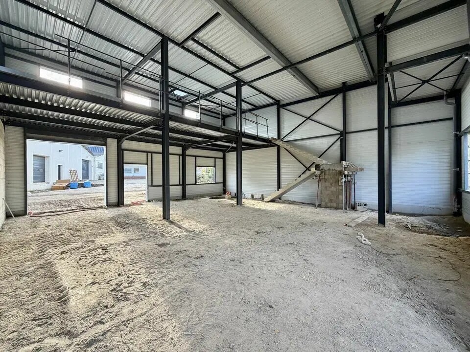 Flex dans Asnières-sur-Oise à louer Photo du bâtiment- Image 1 de 12