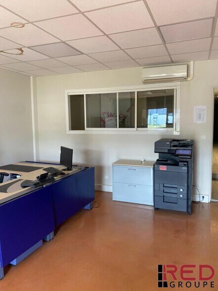 Office in Gardanne for lease - Interior Photo - Image 3 of 5