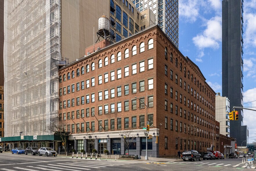 483 Tenth Ave, New York, NY for lease - Primary Photo - Image 1 of 9