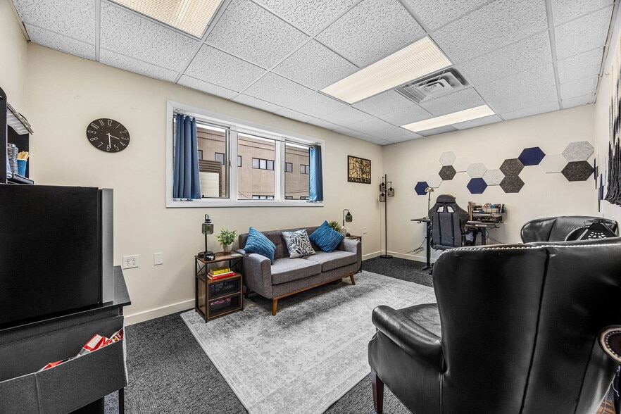 219 N Dixie Way, South Bend, IN for lease - Building Photo - Image 3 of 14