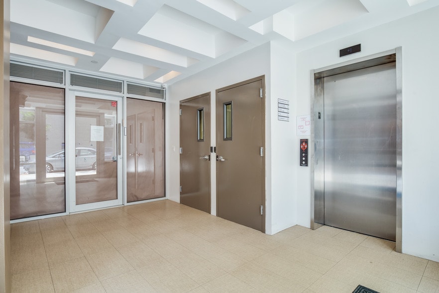 9717 64th Rd, Rego Park, NY for lease - Interior Photo - Image 2 of 12