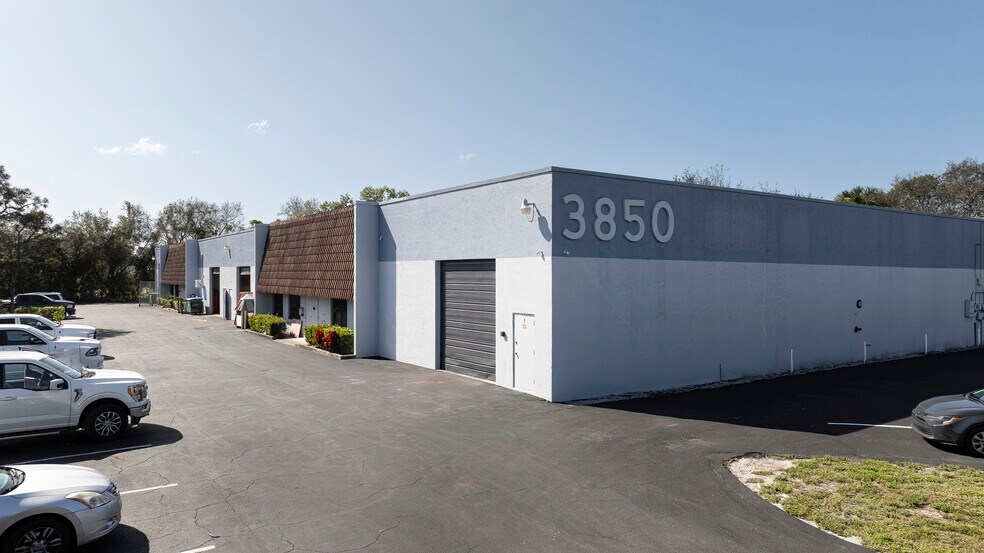3850 Byron Dr, Riviera Beach, FL à louer - Photo du bâtiment - Image 2 de 3