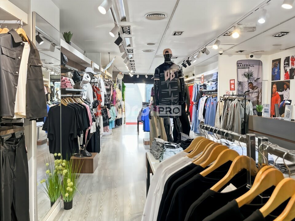 Retail in Marseille for lease Interior Photo- Image 1 of 7