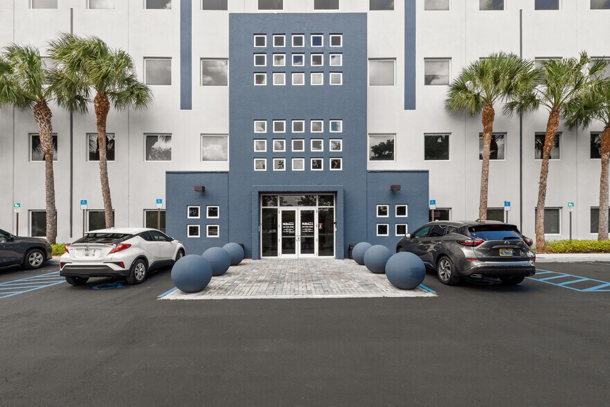 7791 NW 46th St, Doral, FL à louer - Photo du bâtiment - Image 3 de 8