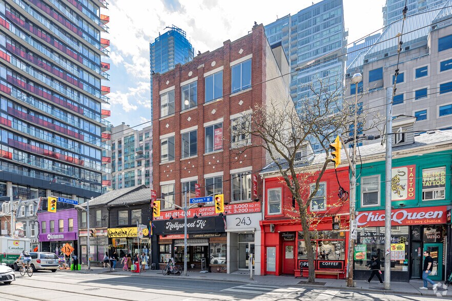 241-243 Queen St W, Toronto, ON à louer - Photo principale - Image 1 de 2