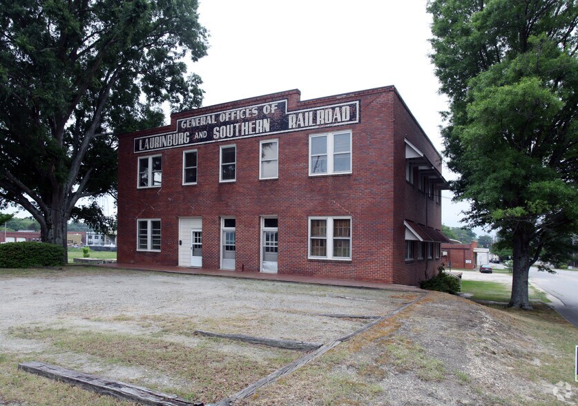 204 E Railroad St, Laurinburg, NC à vendre - Photo du bâtiment - Image 3 de 4