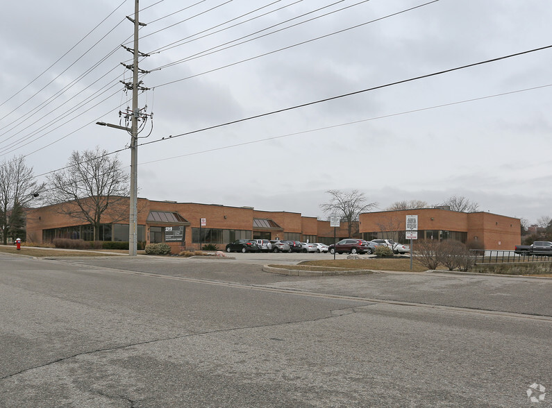2319 Dunwin Dr, Mississauga, ON for lease - Primary Photo - Image 1 of 5